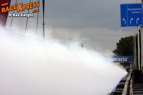 Gigantisch rookgordijn door de Drifters
